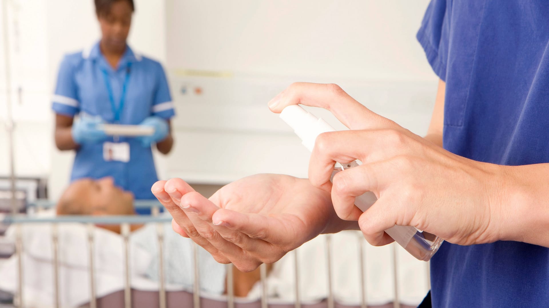 Britische Pflegerinnen an einem Krankenbett (Symbolbild): In Blackpool sollen zwei Angestellte Patienten misshandelt haben.