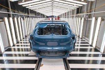 Autoproduktion (Symbolbild): Die Verbandschefin sieht den Wirtschaftsstandort Deutschland in Gefahr.