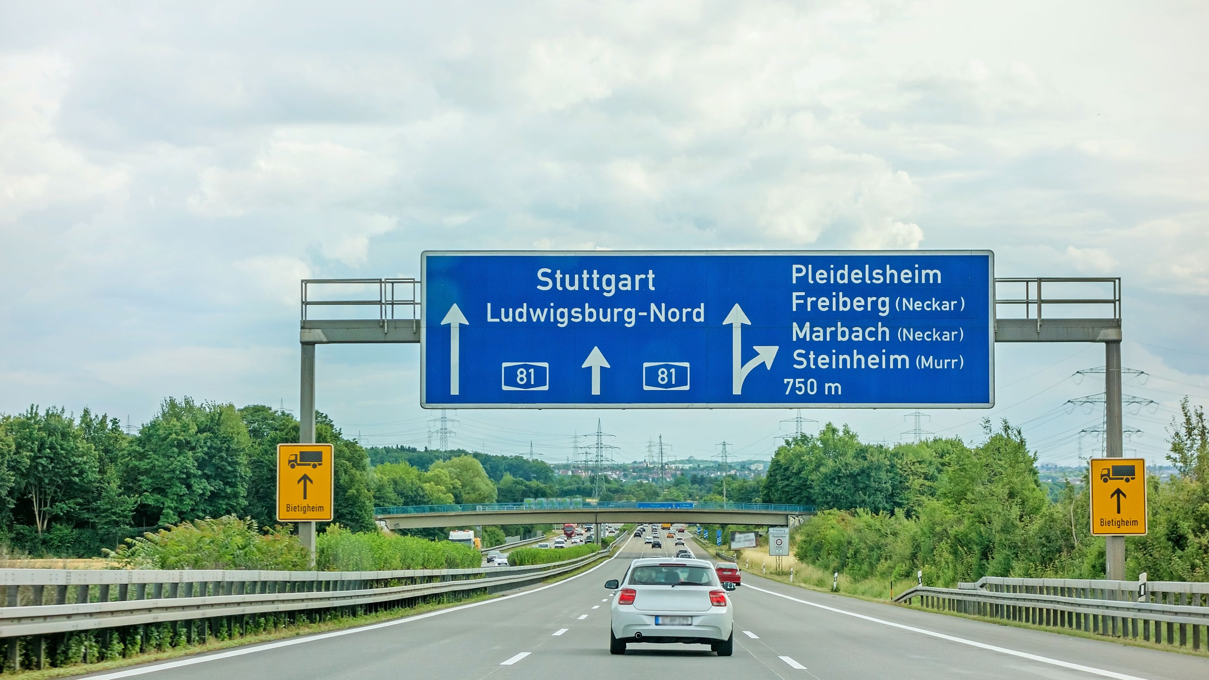 Ludwigsburg: Auto auf A81 ausgebremst – Personen schlagen auf Opel ein