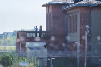 Brandenburg, Schönefeld: Eine Person wirft Teile des Interieurs von der Terrasse des Generalshotels. Der Abriss des historischen Generalshotels auf dem Gelände des Flughafens BER soll am Donnerstag beginnen.
