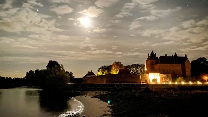 Beleuchtet und verwunschen: Slot Loevestein bei Nacht.