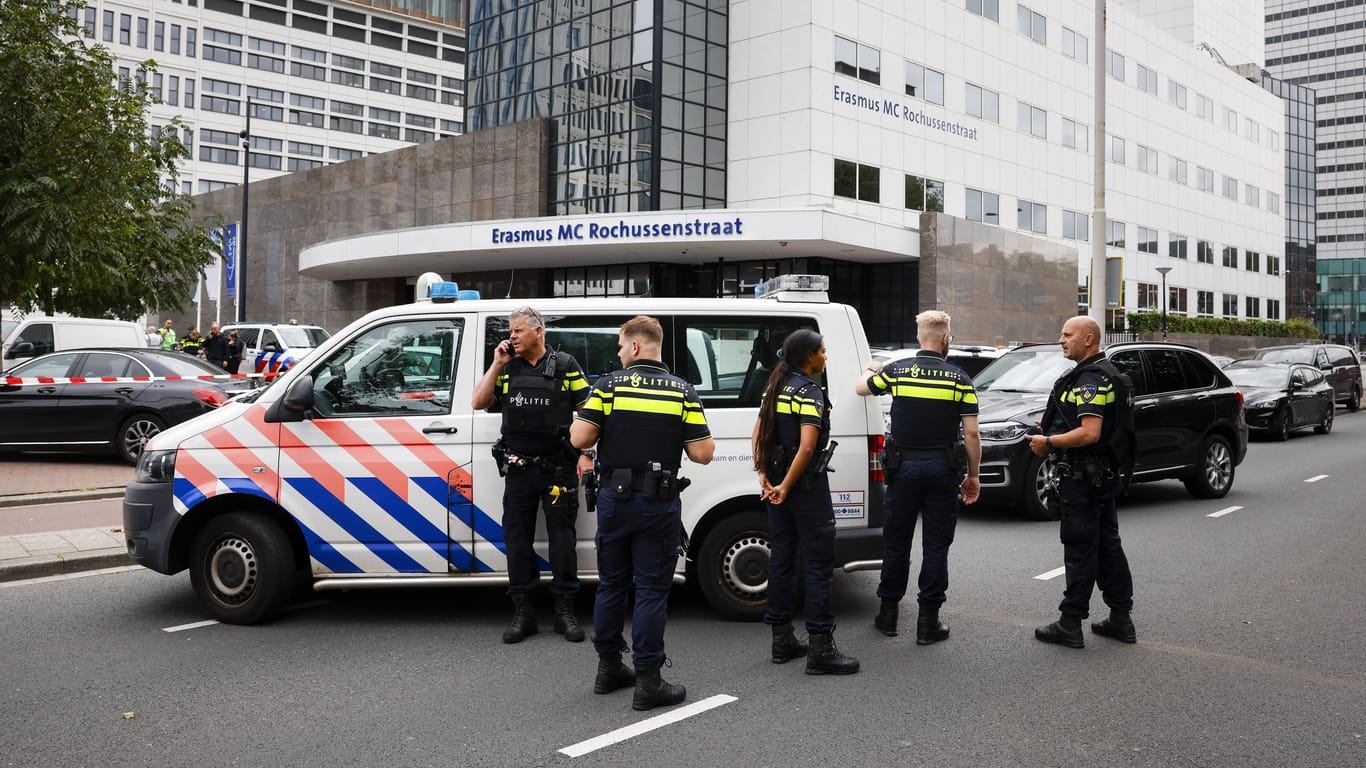 Polizisten in Rotterdam: In der niederländischen Stadt hat ein Unbekannter auf zwei Menschen geschossen.