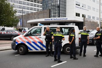 Polizisten in Rotterdam: In der niederländischen Stadt hat ein Unbekannter auf zwei Menschen geschossen.