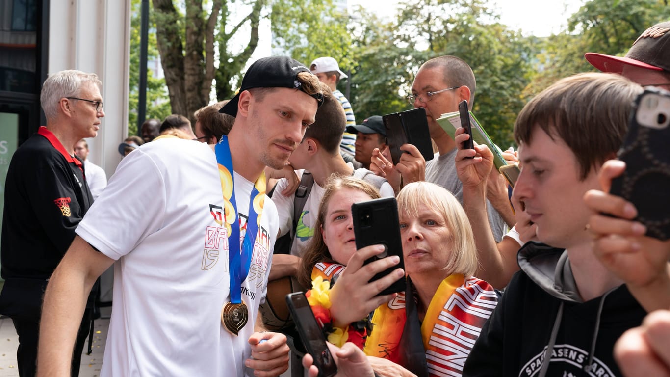 Andreas Obst nach dem Sieg der Deutschen Nationalmannschaft bei der Basketball-WM