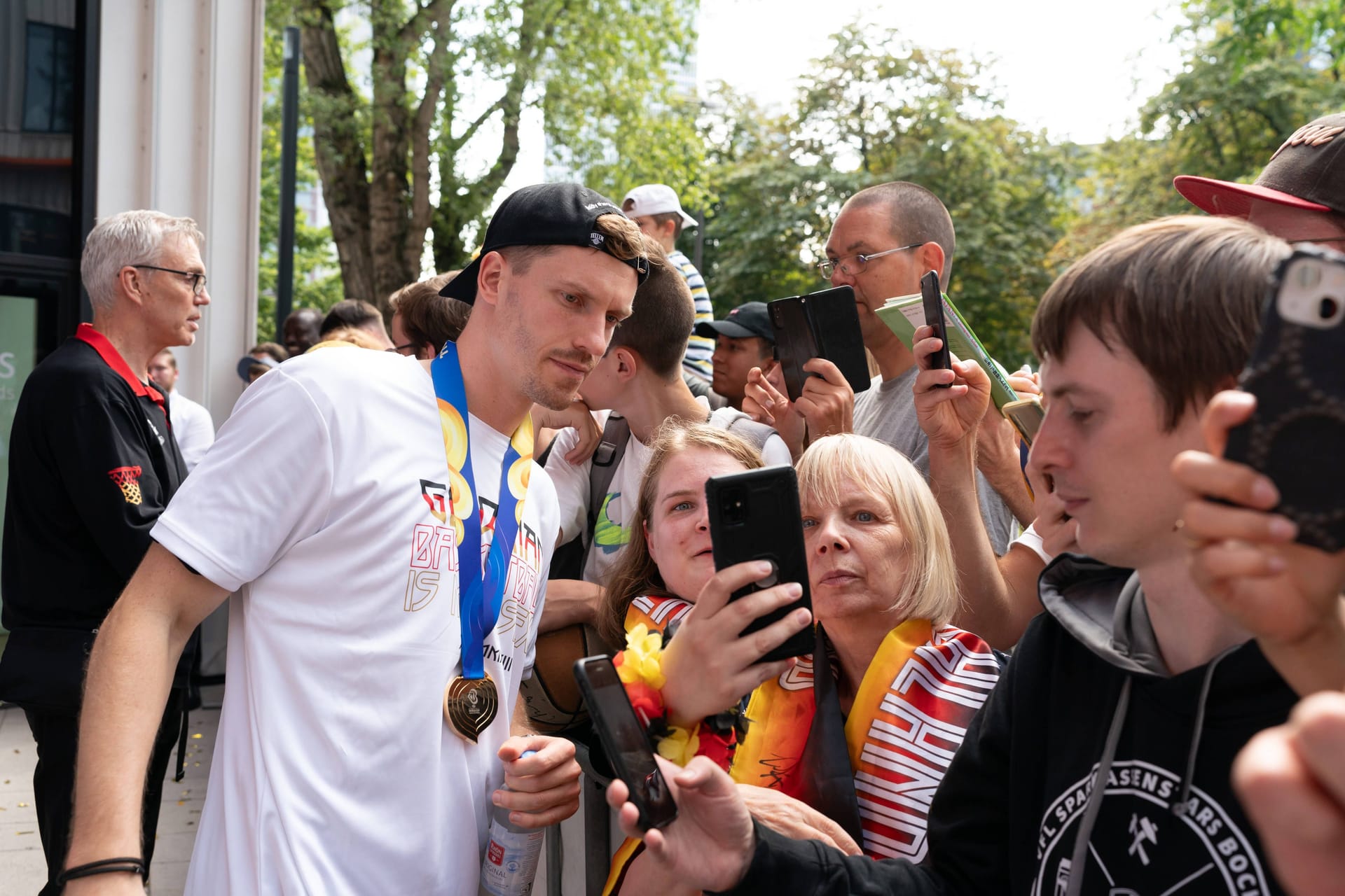 Andreas Obst nach dem Sieg der Deutschen Nationalmannschaft bei der Basketball-WM