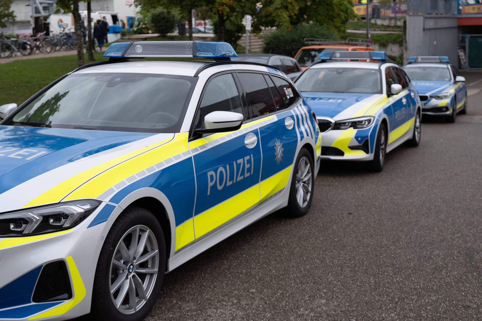 Polizeiautos in Bayern (Symbolfoto): Ein Todesfall in Aschaffenburg beschäftigt die Polizei.