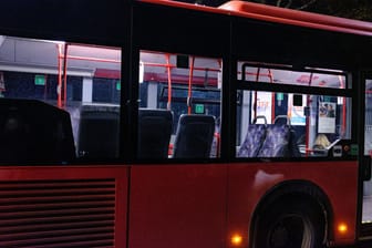 Leerer Bus bei Nacht (Archivfoto): In Mittelfranken wurde ein schlafender Fahrgast in einem Nightliner versehentlich eingesperrt.