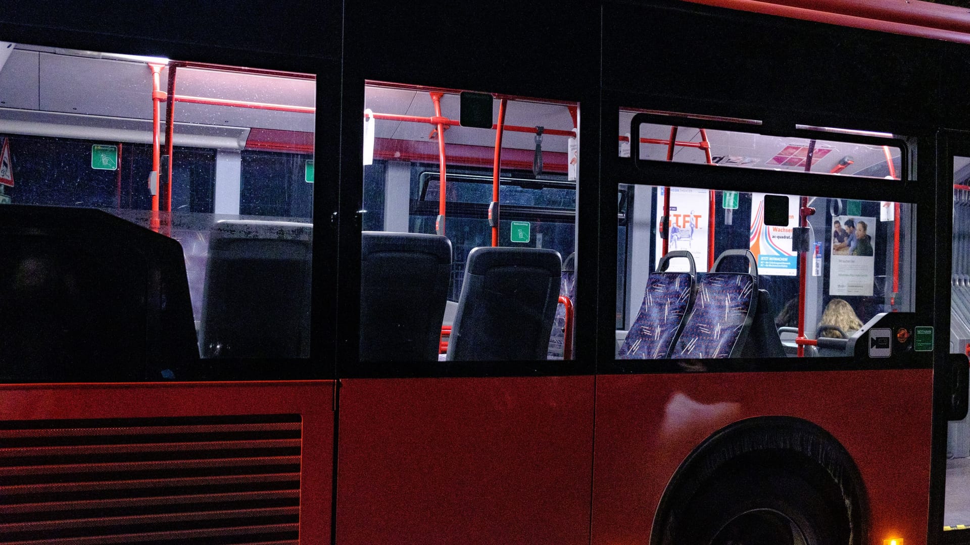 Leerer Bus bei Nacht (Archivfoto): In Mittelfranken wurde ein schlafender Fahrgast in einem Nightliner versehentlich eingesperrt. Leerer Bus bei Nacht (Archivfoto): In Mittelfranken wurde ein schlafender Fahrgast in einem Nightliner versehentlich eingesperrt.