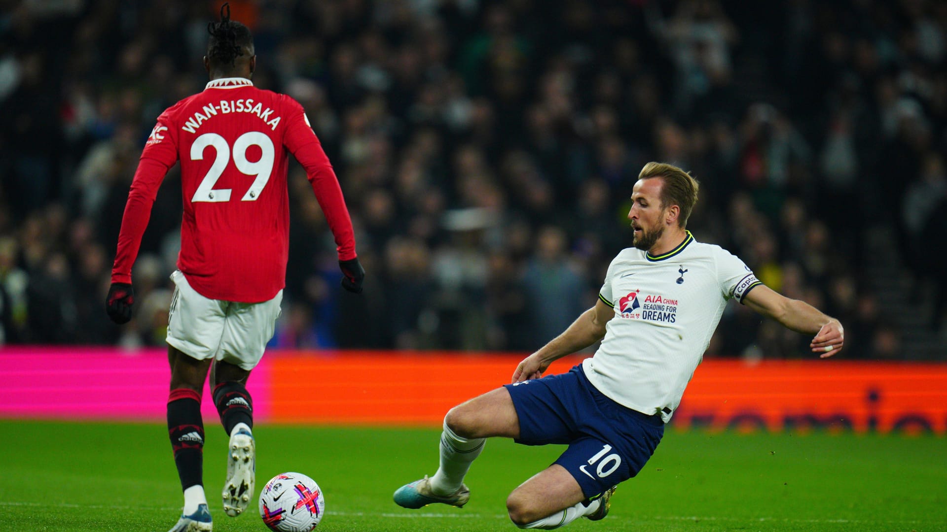 Harry Kane (r.) im Duell gegen Manchester United im April 2023.