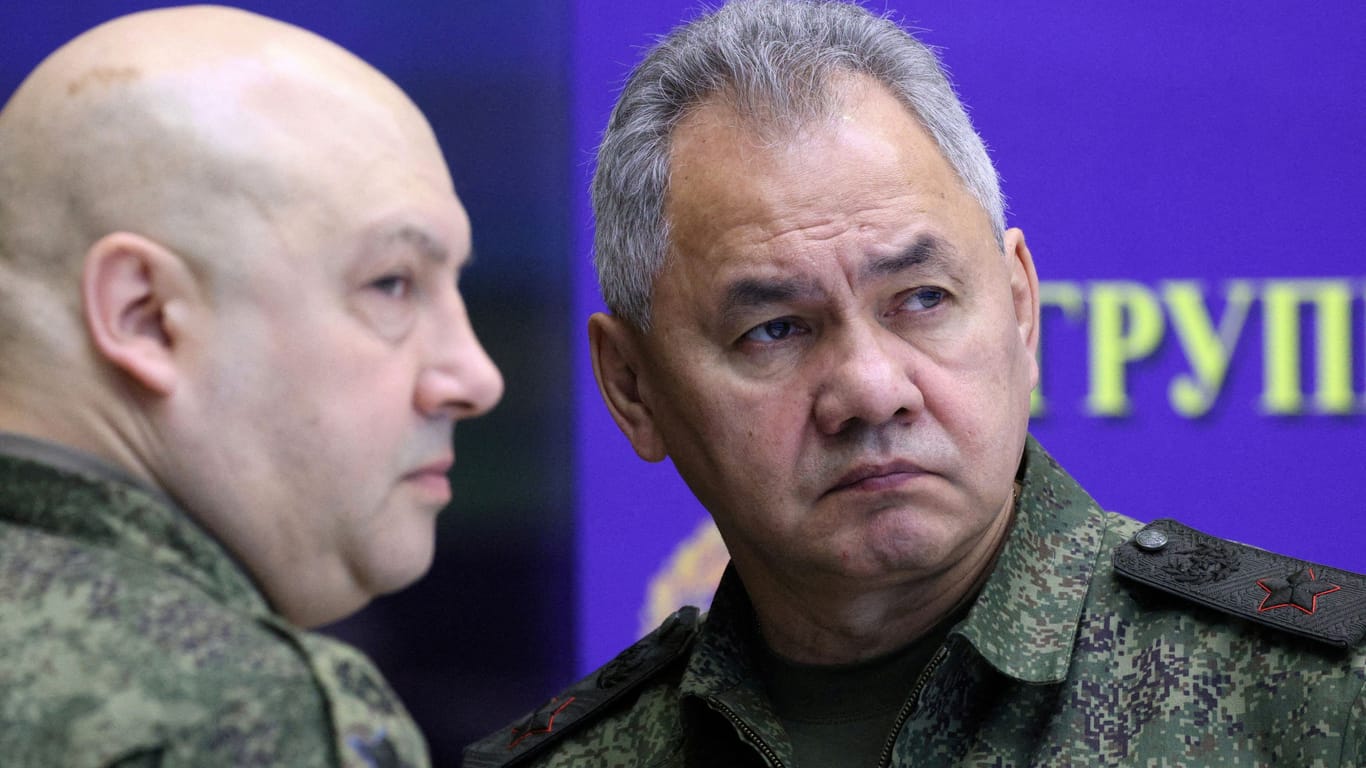Ein Bild aus dem Archiv: General Surowikin mit Verteidigungsminister Sergej Schoigu (r.).