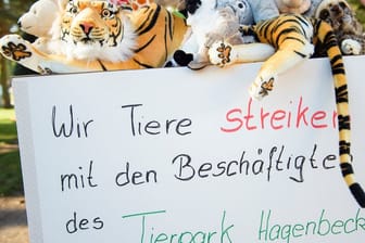 Stofftiere und ein Plakat mit der Aufschrift "Wir Tiere streiken mit den Beschäftigten des Tierpark Hagenbeck": Der Zoo kommt nicht zur Ruhe.