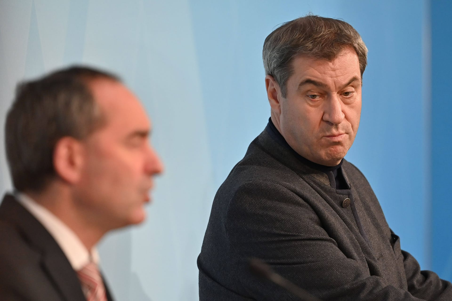 Bayerns Ministerpräsident Markus Söder und sein Vize Hubert Aiwanger (l) (Archivbild): Die Beantwortung der 25 Fragen durch Aiwanger stehe noch aus.