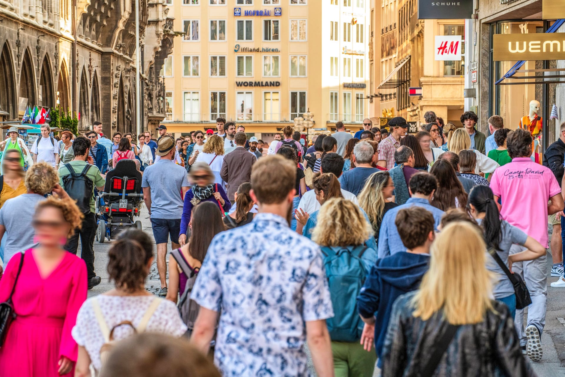 Fußgängerzone in München (Symbolbild): Im Oktober enden gleich mehrere Fristen.