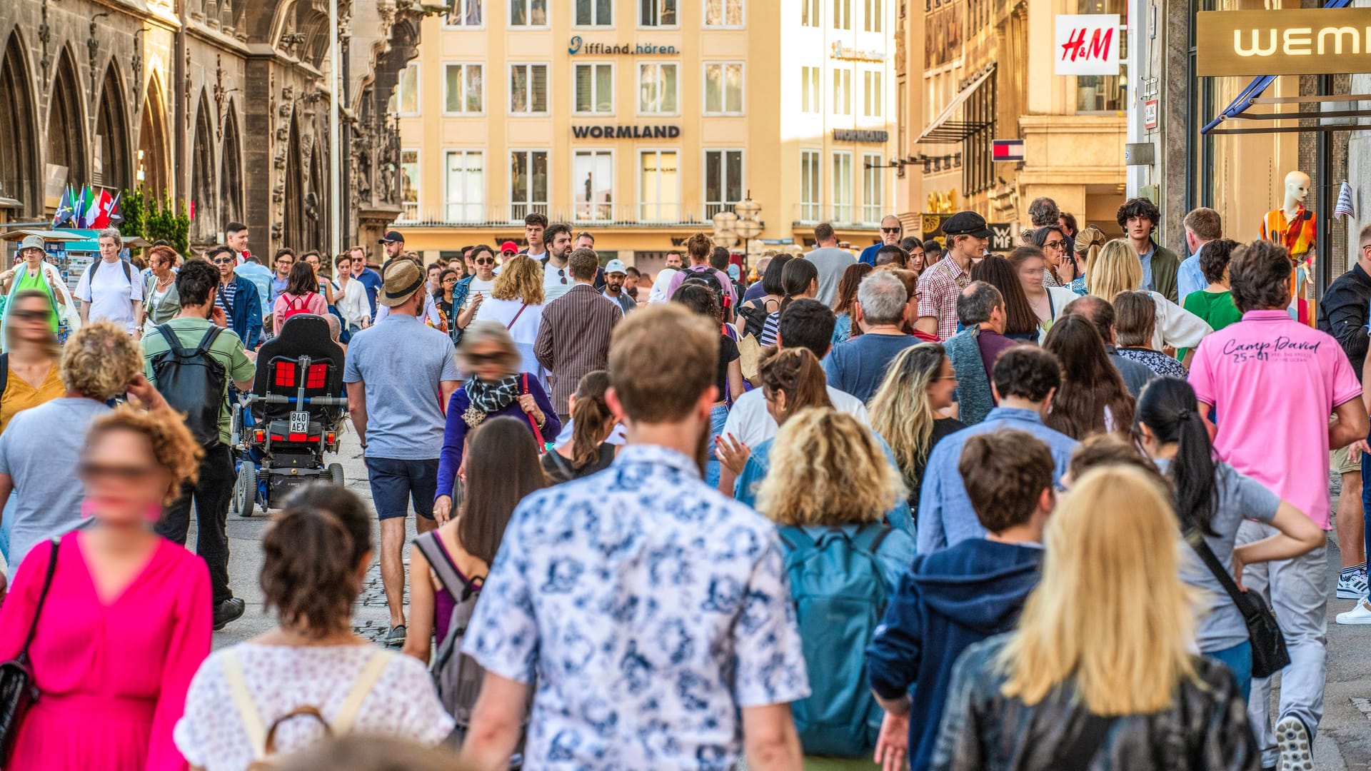 Fußgängerzone in München (Symbolbild): Im Oktober enden gleich mehrere Fristen.