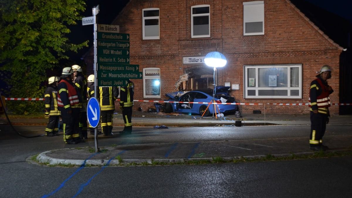 PKW-Unfall bei Stade: Polizei und Feuerwehr waren machtlos. Ein Mann stirbt.