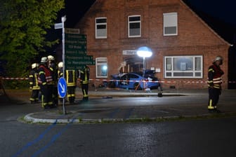 PKW-Unfall bei Stade: Polizei und Feuerwehr waren machtlos. Ein Mann stirbt.