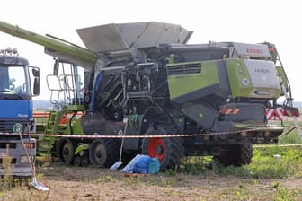 Der Mähdrescher am Feldrand: Ein Ärzte-Team wurde per Helikopter eingeflogen, um die Beine vor Ort zu amputieren.