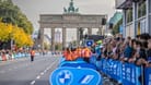 Zuschauer stehen beim letztjährigen Berlin-Marathon am Zieleinlauf vor dem Brandenburger Tor (Archivbild): Die "Letzte Generation" droht den Wettkampf zu stören
