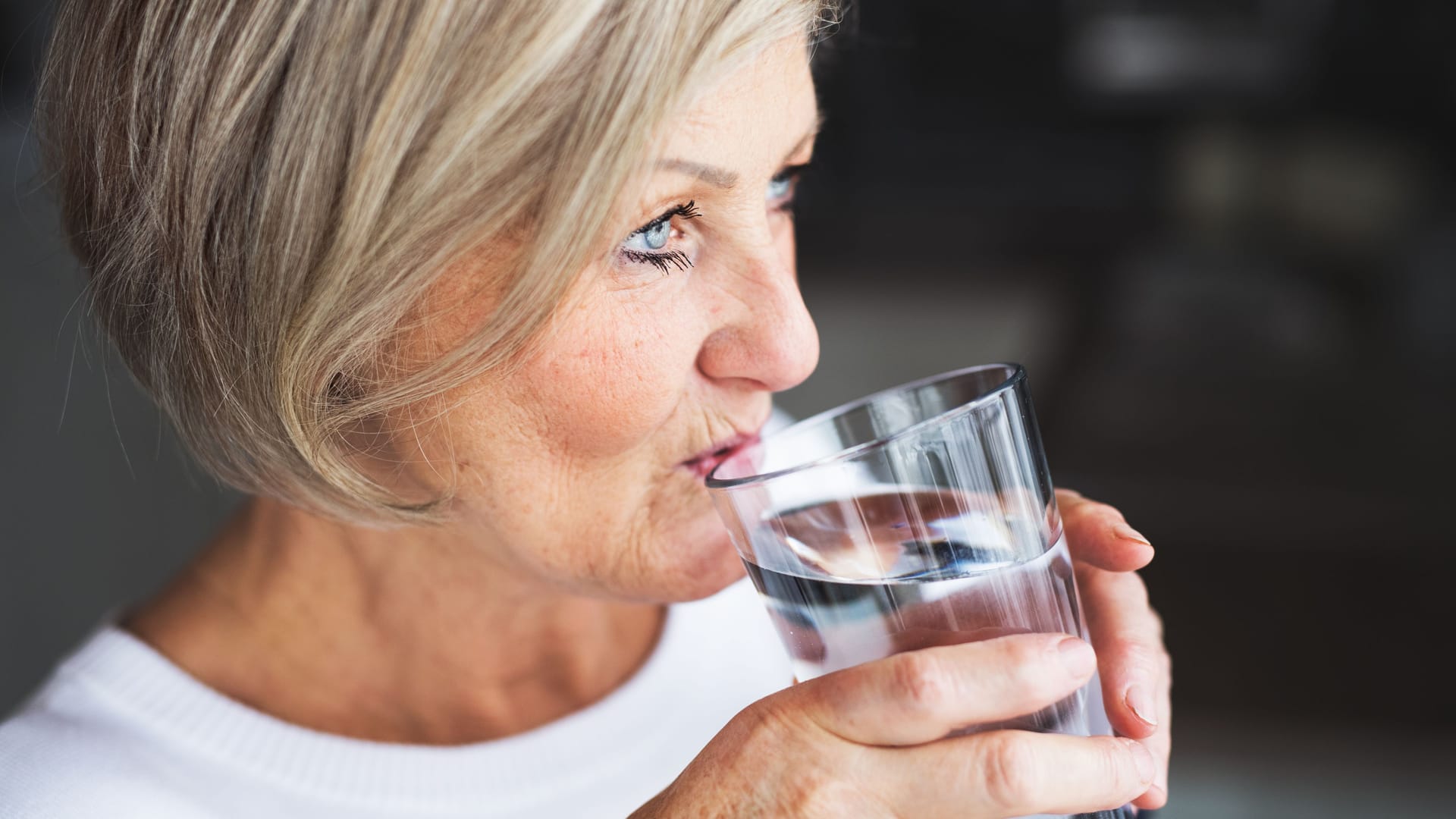 Eine Frau trinkt ein Glas Wasser