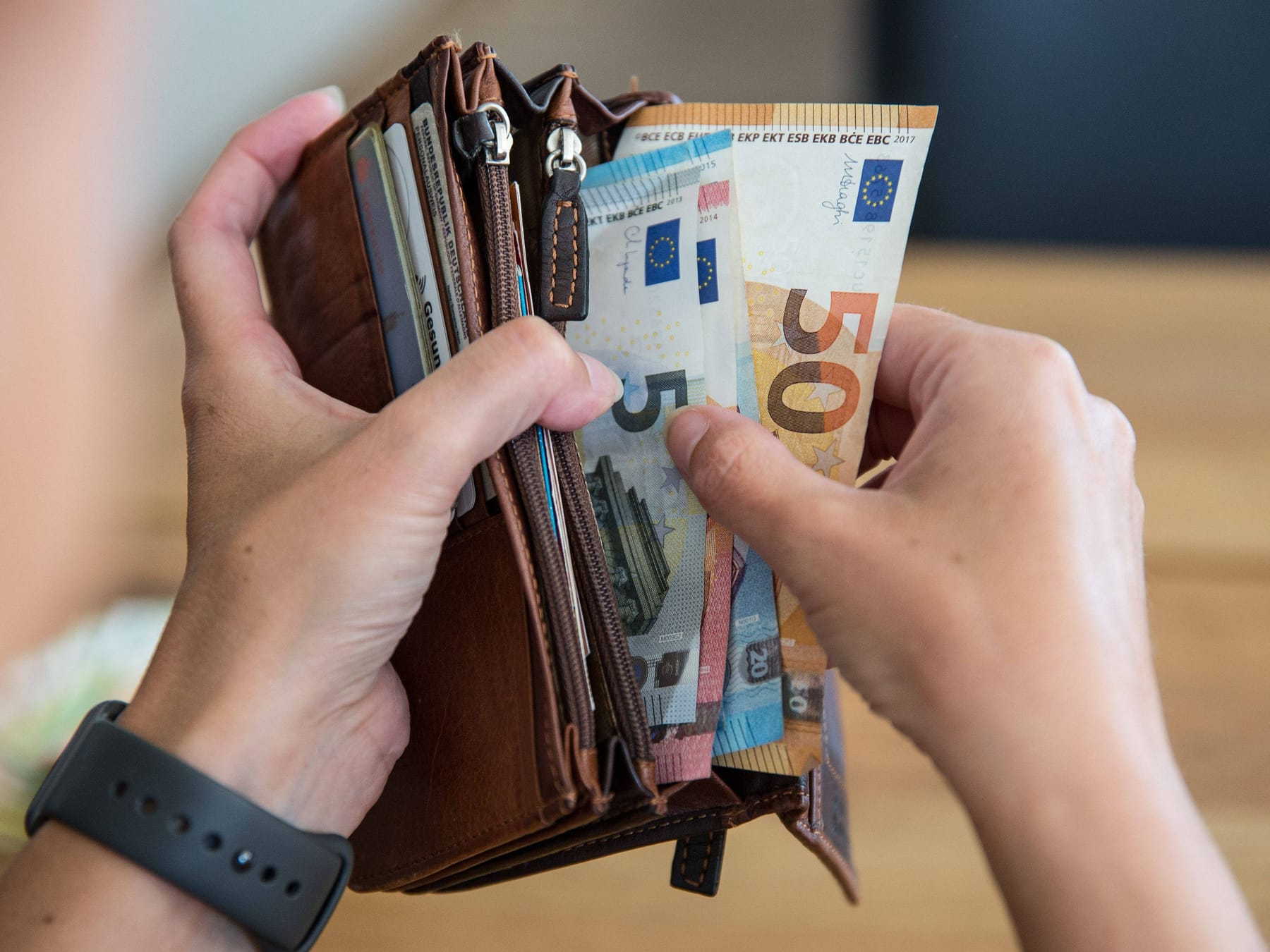 Bargeld verstecken: Unauffällige Geldverstecke für zu Hause
