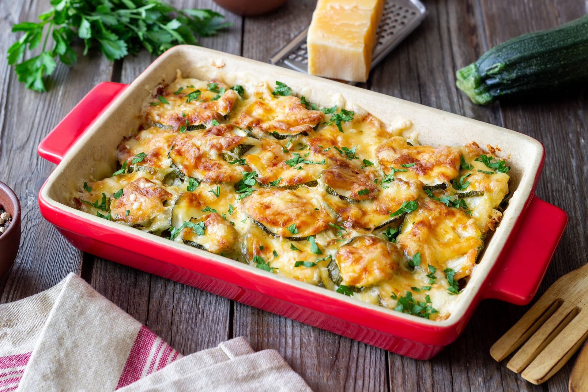 Zucchini-Gerichte aus dem Backofen sind sättigend und schnell gemacht.