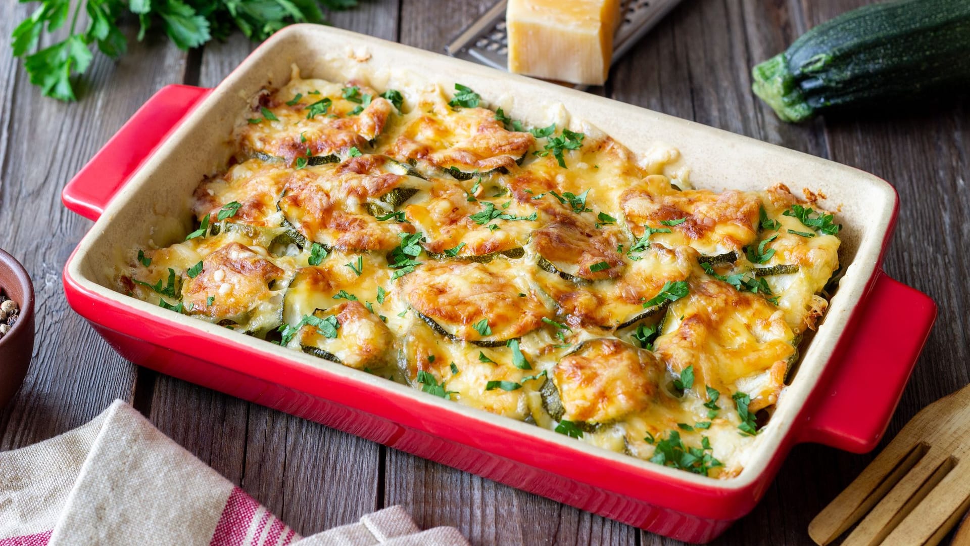 Zucchini-Gerichte aus dem Backofen sind sättigend und schnell gemacht.