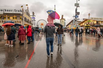 Wer am Montag aufs Oktoberfest geht, sollte seinen Schirm besser mitnehmen (Archivbild).