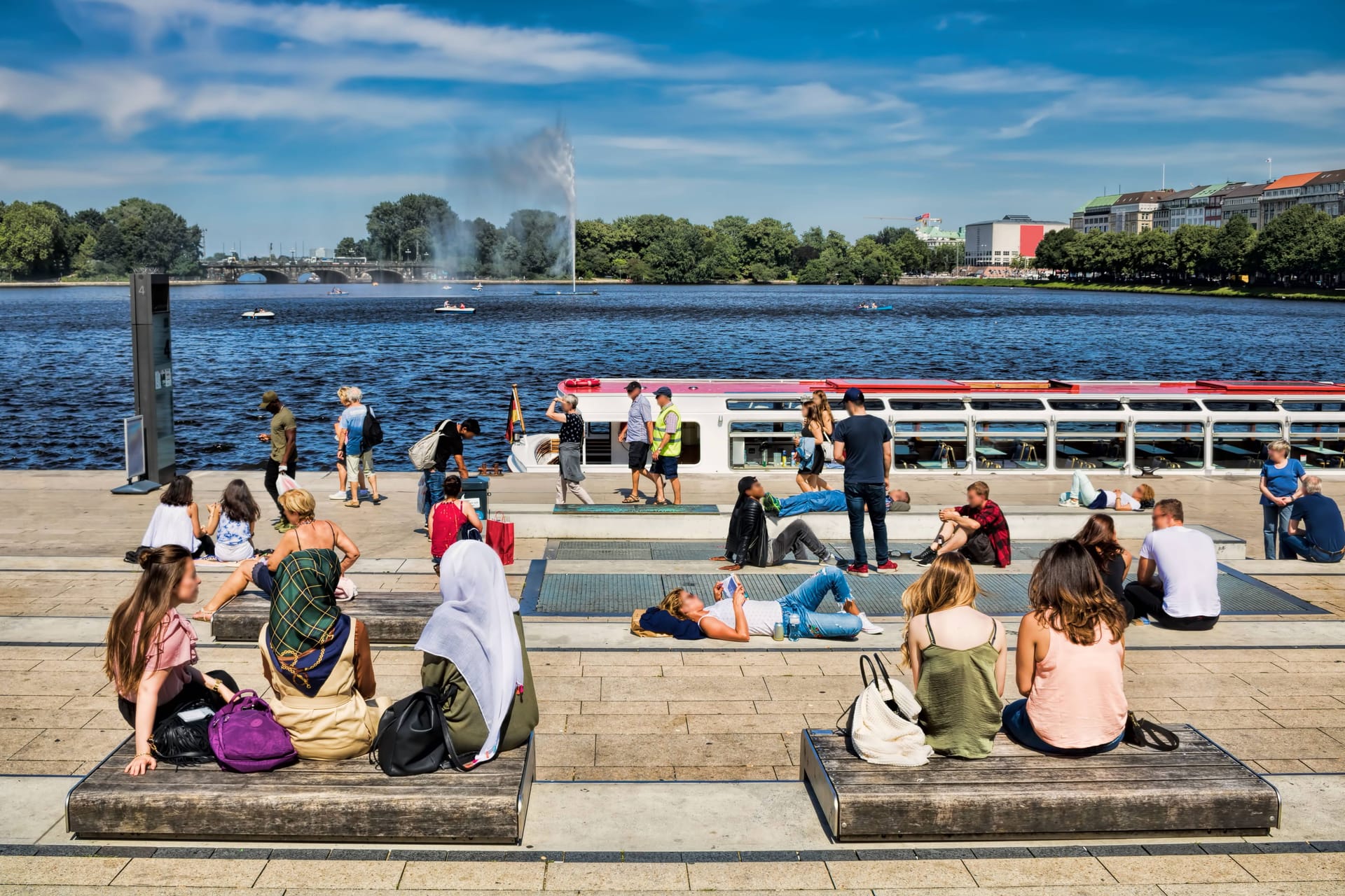 Menschen an der Binnenalster (Symbolbild): Das Wetter in Hamburg zeigt sich in dieser Woche noch einmal von seiner besten Seite.