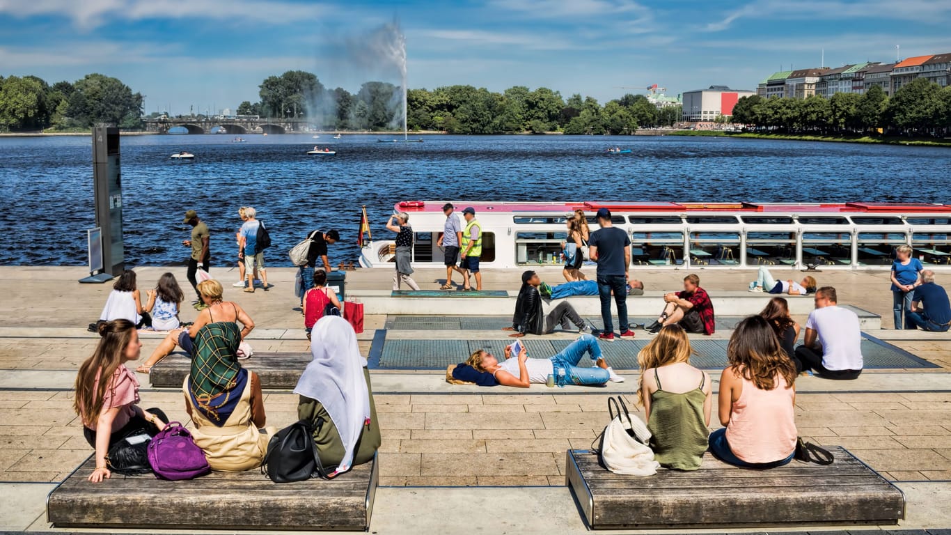 Menschen an der Binnenalster (Symbolbild): Das Wetter in Hamburg zeigt sich in dieser Woche noch einmal von seiner besten Seite.