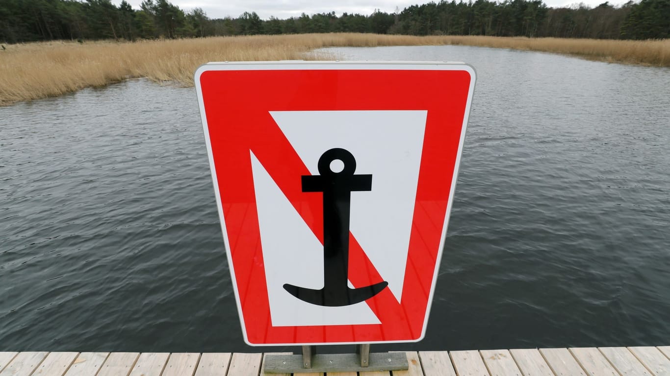 Ein Schild "Ankern verboten" im Nothafen Darßer Ort (Archivbild): Er wurde nun endgültig geschlossen.