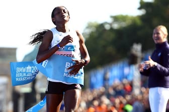 Tigist Assefa läuft ins Ziel: Sie stellte beim Berlin Marathon einen neuen Rekord auf.