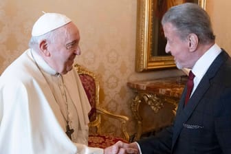 Papst Francesco und Sylvester Stallone: Die beiden fühlten sich gegenseitig geehrt, sich kennenzulernen.