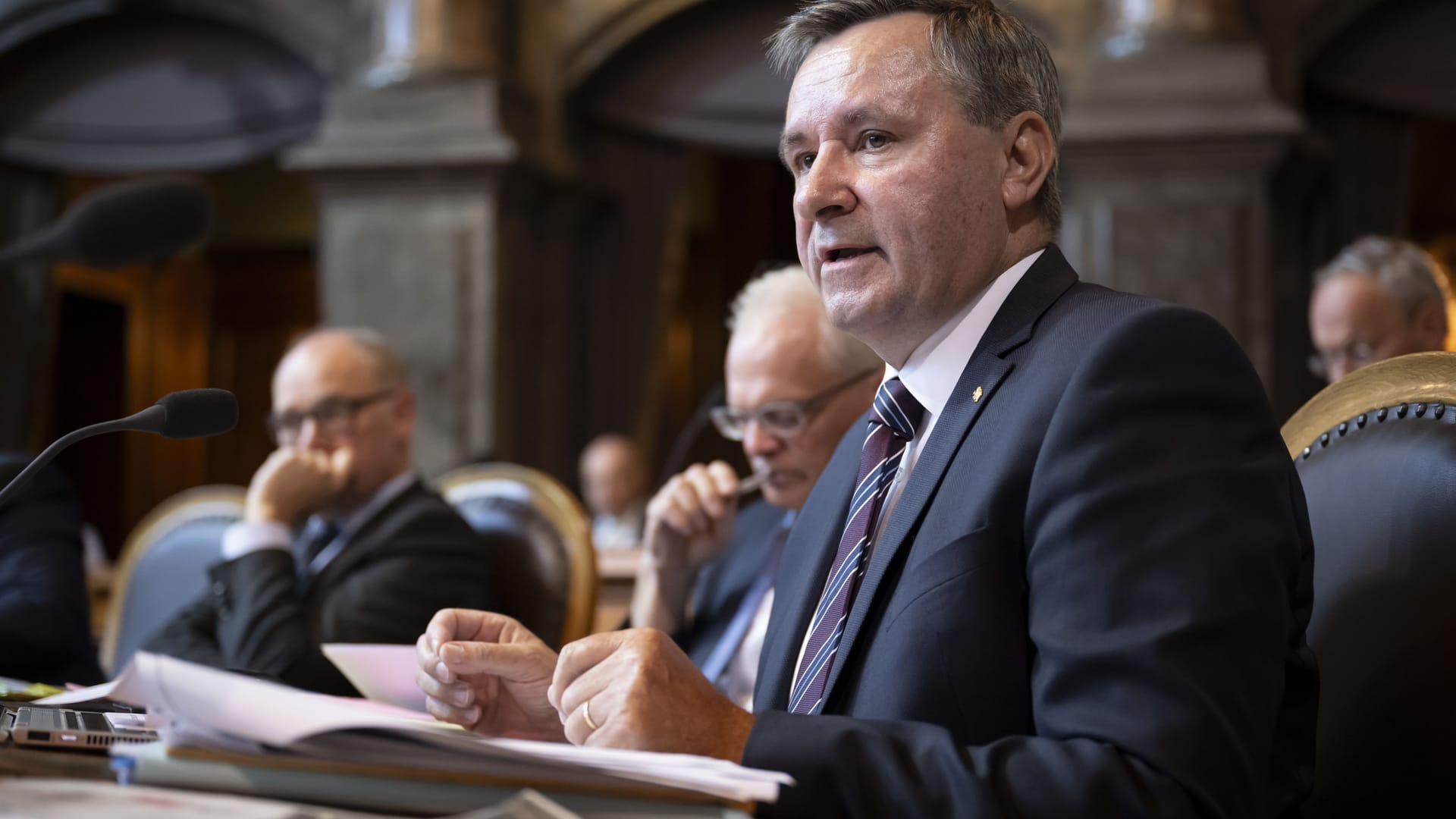 Werner Salzmann (SVP, r.) während der Herbstsession der Eidgenössischen Räte im Ständerat in Bern.