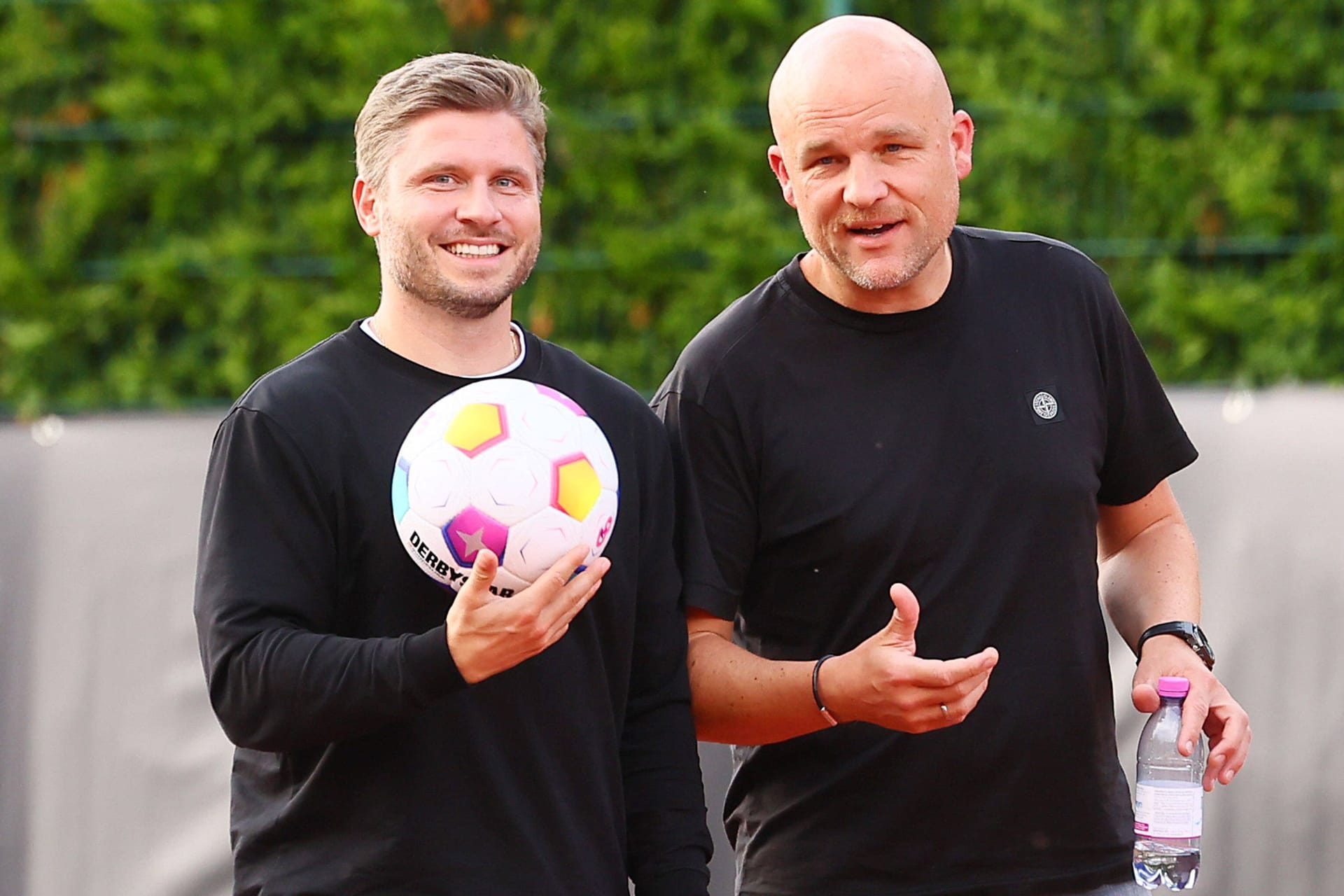 Felix Krüger (l.) im Sommer neben Rouven Schröder: Der 36-Jährige arbeitete als Sportkoordinator in Leipzig.