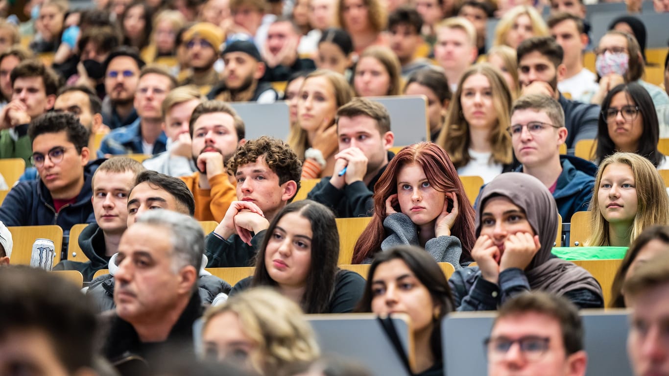 Studierende sitzen in einem Hörsaal: Bisher hat ein Viertel der Berechtigten in Hamburg die Zahlung nicht in Anspruch genommen.