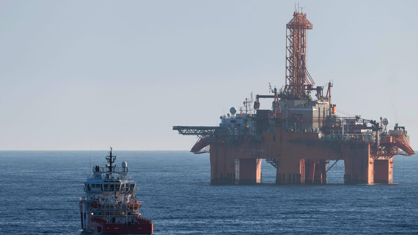 Versorgungsschiff vor Bohrinsel West Phoenix (Symbolbild): Ölpreis klettern weiter.