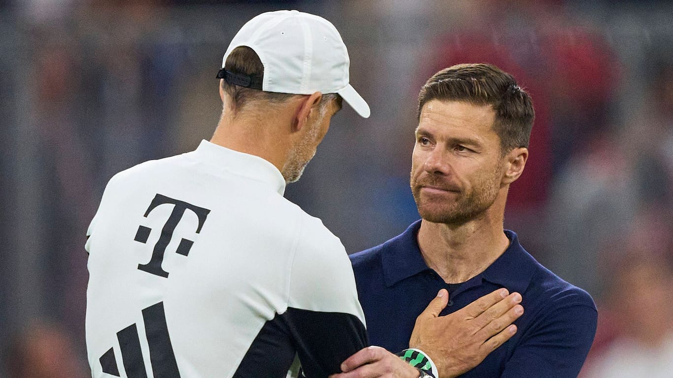 Xabi Alonso (r.) mit Bayern-Trainer Thomas Tuchel: Am vergangenen Freitag holte der Spanier mit Leverkusen einen Punkt in München.