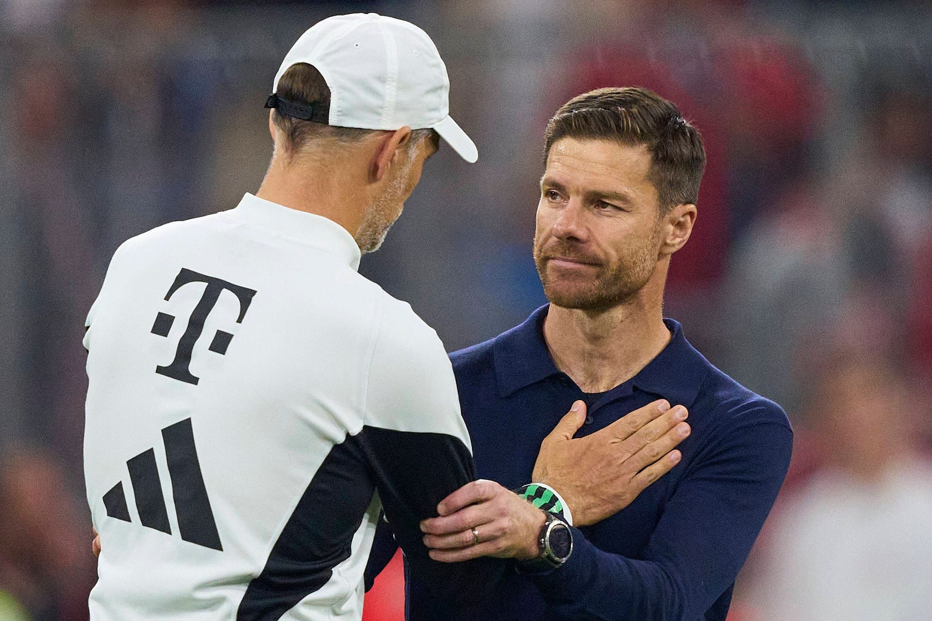 Xabi Alonso (r.) mit Bayern-Trainer Thomas Tuchel: Am vergangenen Freitag holte der Spanier mit Leverkusen einen Punkt in München.