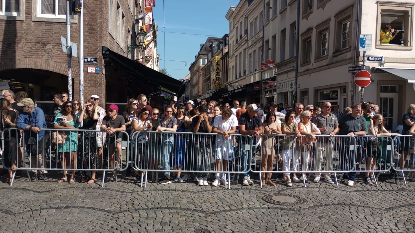 Hunderte Interessierte warteten auf den Prinzen, der sich aktuell in Düsseldorf aufhält.