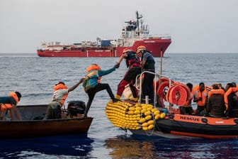 Seenotretter von SOS Méditerranée retten schiffbrüchige Migranten. (Archivfoto)