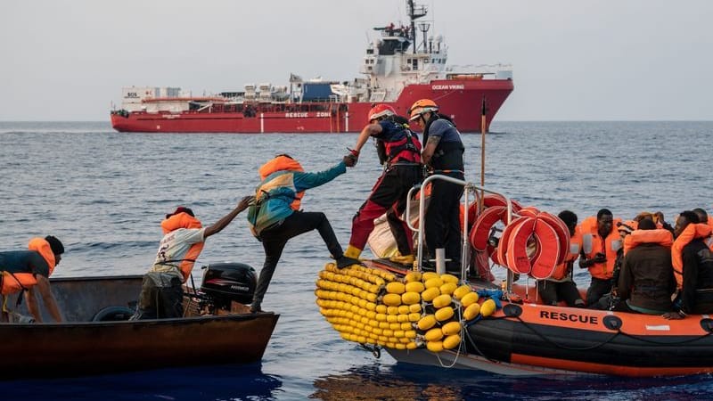 Seenotretter von SOS Méditerranée retten schiffbrüchige Migranten. (Archivfoto)