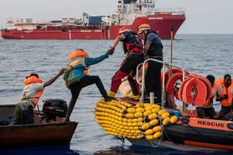Seenotretter von SOS Méditerranée retten schiffbrüchige Migranten. (Archivfoto)