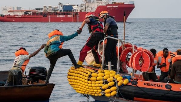 Seenotretter von SOS Méditerranée retten schiffbrüchige Migranten. (Archivfoto)