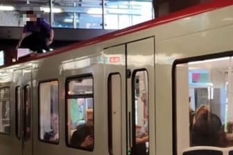 Gefährliche Aktion: Ein Jugendlicher ist in Nürnberg auf das Dach einer U-Bahn gesprungen – und hat sich dabei filmen lassen.