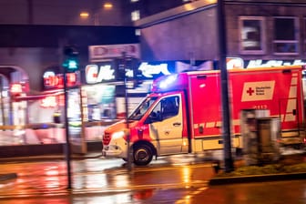 Rettungswagen im Ruhrgebiet (Archivfoto): Der junge Mann wurde nach dem Unfall ins Krankenhaus gebracht.