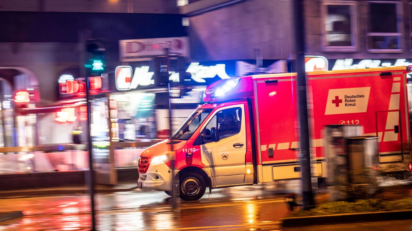 Rettungswagen im Ruhrgebiet (Archivfoto): Der junge Mann wurde nach dem Unfall ins Krankenhaus gebracht.