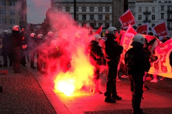 Demo gegen den HHLA-Deal in Hamburg: Demonstranten entzünden einen Bengalo.