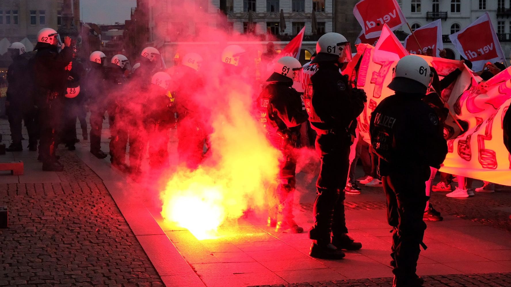 Demo gegen den HHLA-Deal in Hamburg: Demonstranten entzünden einen Bengalo.
