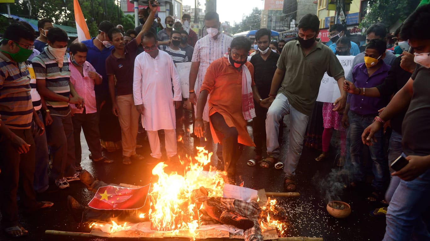 Indien 2020 (Archivbild): Protestler verbrennen chinesische Flaggen.