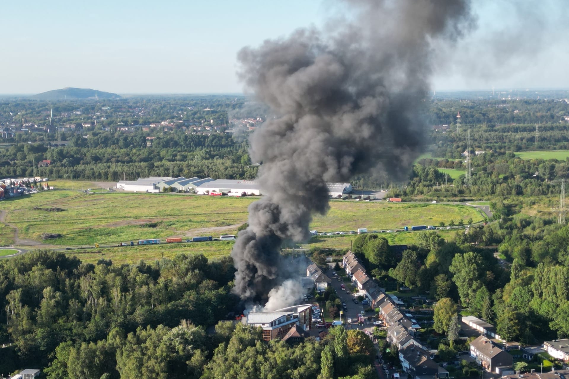 Die Rauchsäule stieg meterhoch in die Luft: Es gab sogar eine NINA-Warnung